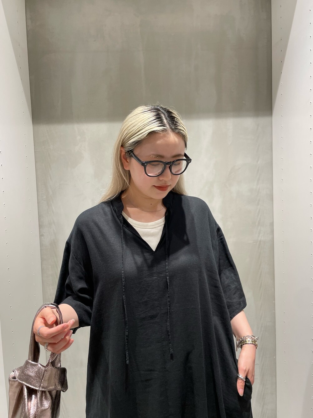 ブラック系のワンピース/ドレス、その他のトートバッグ、グリーン系のパンツを着用したレディースの夏コーディネートの7枚目の写真