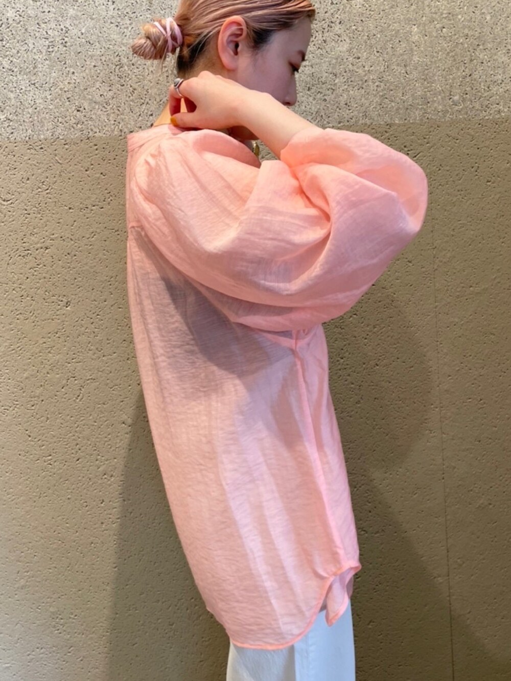 ピンク系のシャツ/ブラウス、ブラック系のサンダル、ホワイト系のデニムパンツを着用したレディースの春コーディネートの3枚目の写真