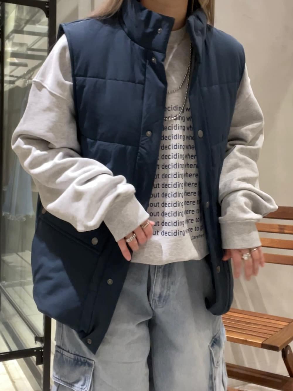 ブルー系のベスト、グレー系のスウェット、ブルー系のカーゴパンツを着用したレディースの冬コーディネートの8枚目の写真