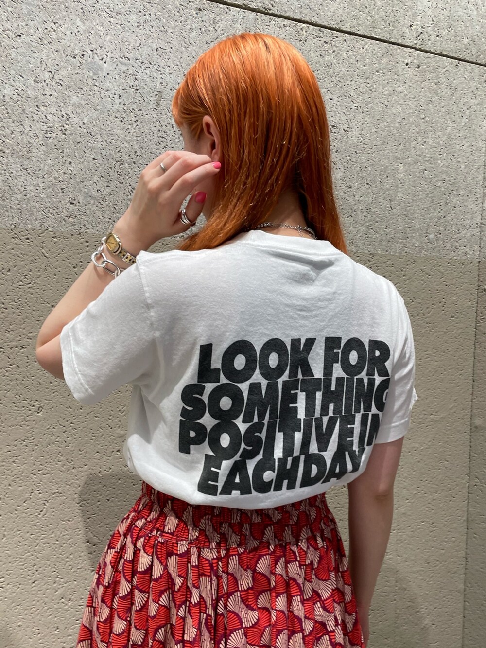 ホワイト系のTシャツ/カットソー、レッド系のスカート、ブラック系のトートバッグを着用したレディースの夏コーディネートの4枚目の写真