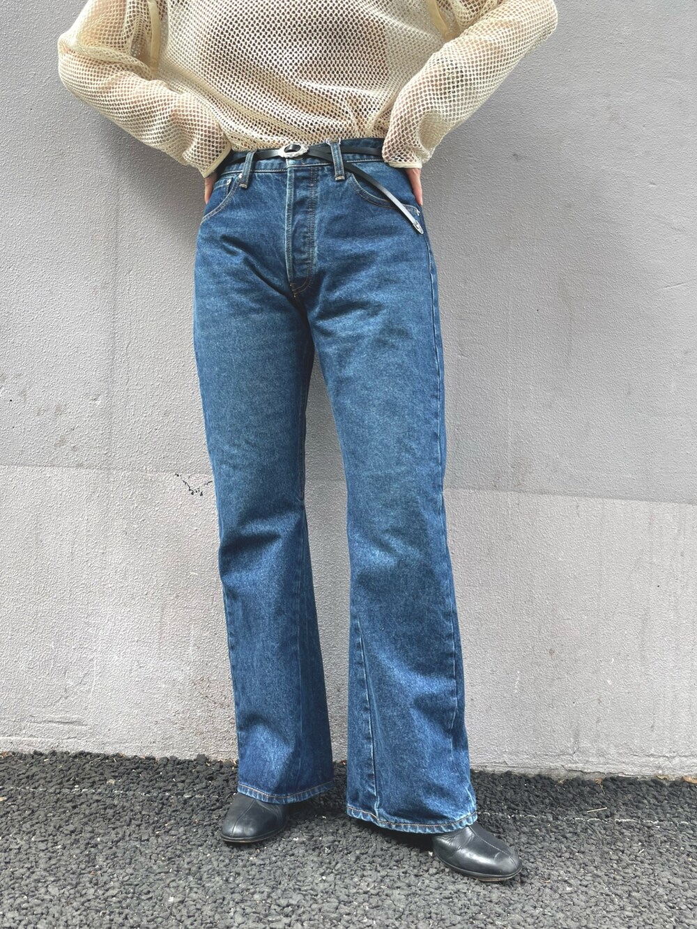ホワイト系のTシャツ/カットソー、ブルー系のデニムパンツ、ブラック系のトートバッグを着用したレディースの夏コーディネートの4枚目の写真