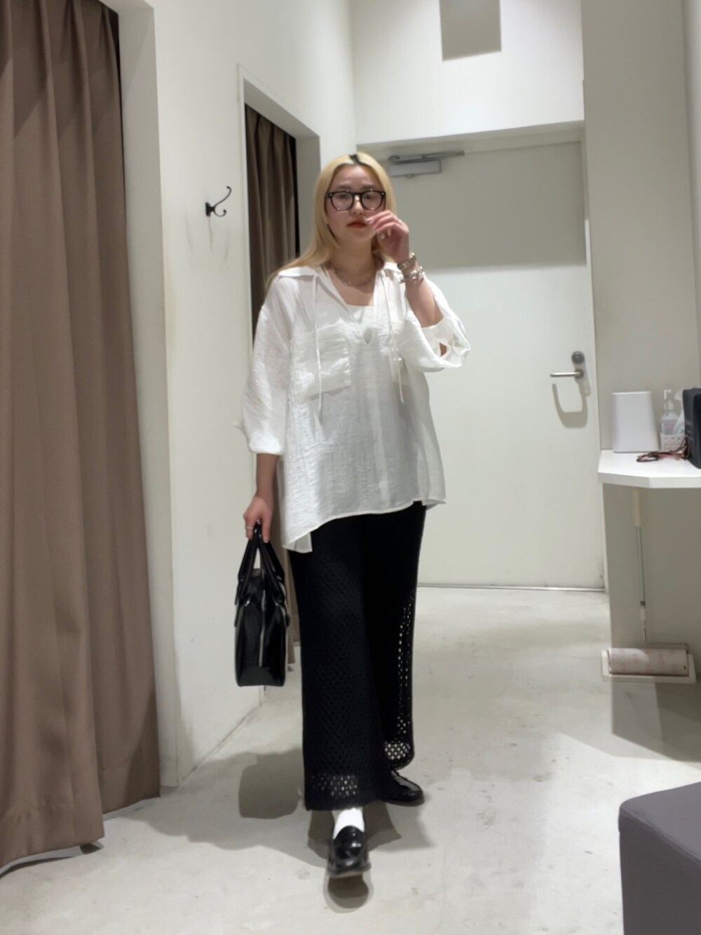 グリーン系のジャケット/アウター、ホワイト系のシャツ/ブラウス、ブラック系のその他パンツを着用したレディースの春コーディネートの6枚目の写真