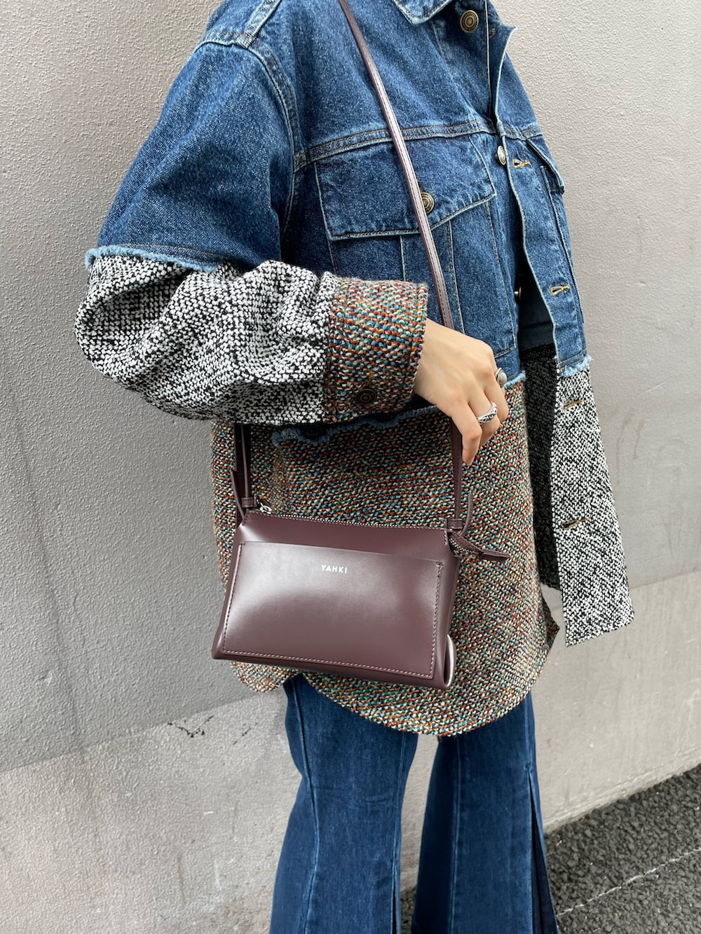 ブルー系のデニムジャケット、ブルー系のデニムパンツ、パープル系のショルダーバッグを着用したレディースの秋コーディネートの10枚目の写真