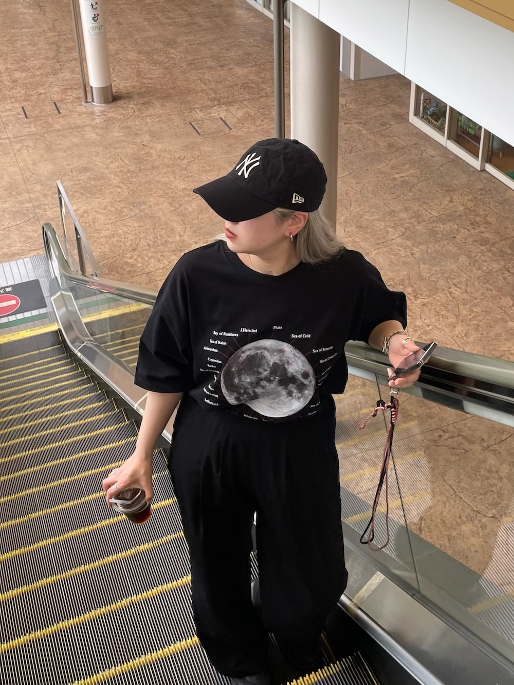 ブラック系のTシャツ/カットソー、ブラック系のスニーカーを着用したレディースの夏コーディネートの3枚目の写真