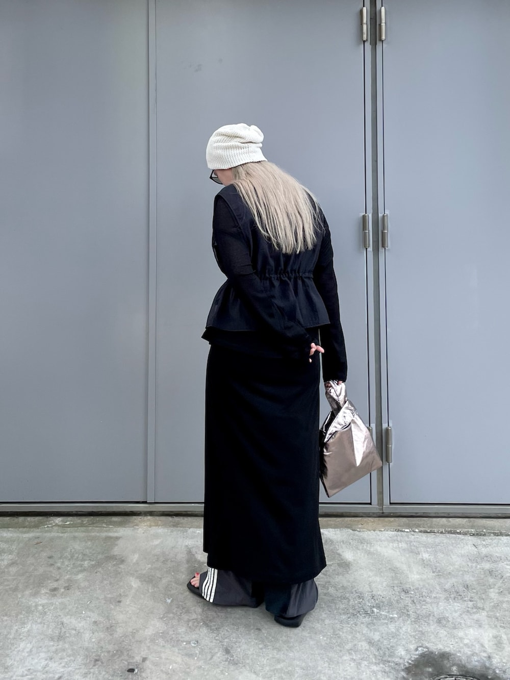 ブラック系のTシャツ/カットソー、ブラック系のベスト、グレー系のスウェットパンツを着用したレディースの夏コーディネートの3枚目の写真