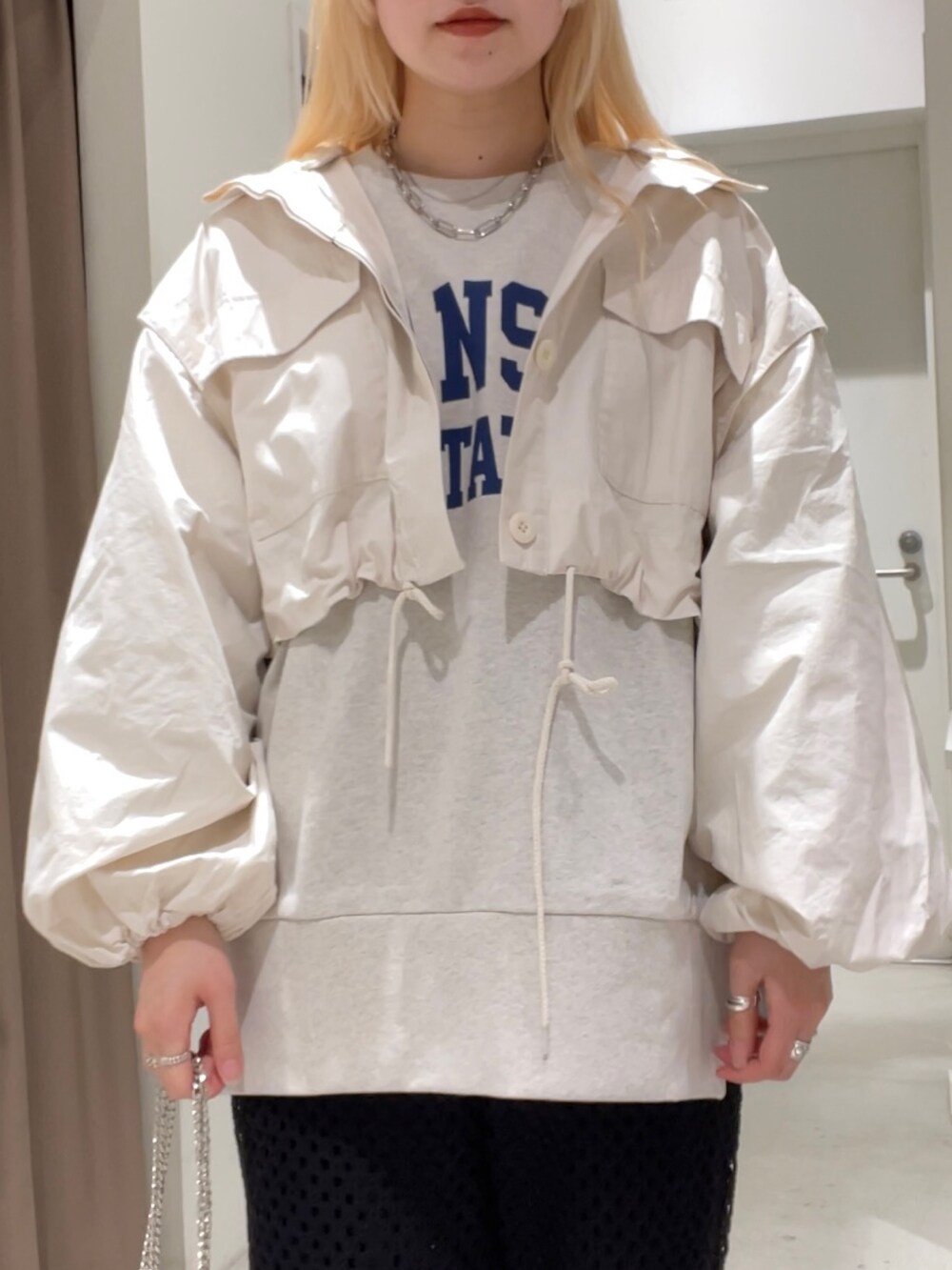 ホワイト系のジャケット/アウター、ホワイト系のスウェット、ブラック系のその他パンツを着用したレディースの春コーディネートの4枚目の写真