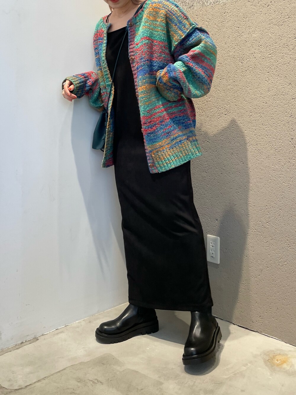 グリーン系のカーディガン/ボレロ、ブラック系のワンピース、ブルー系のショルダーバッグを着用したレディースの秋コーディネートの3枚目の写真