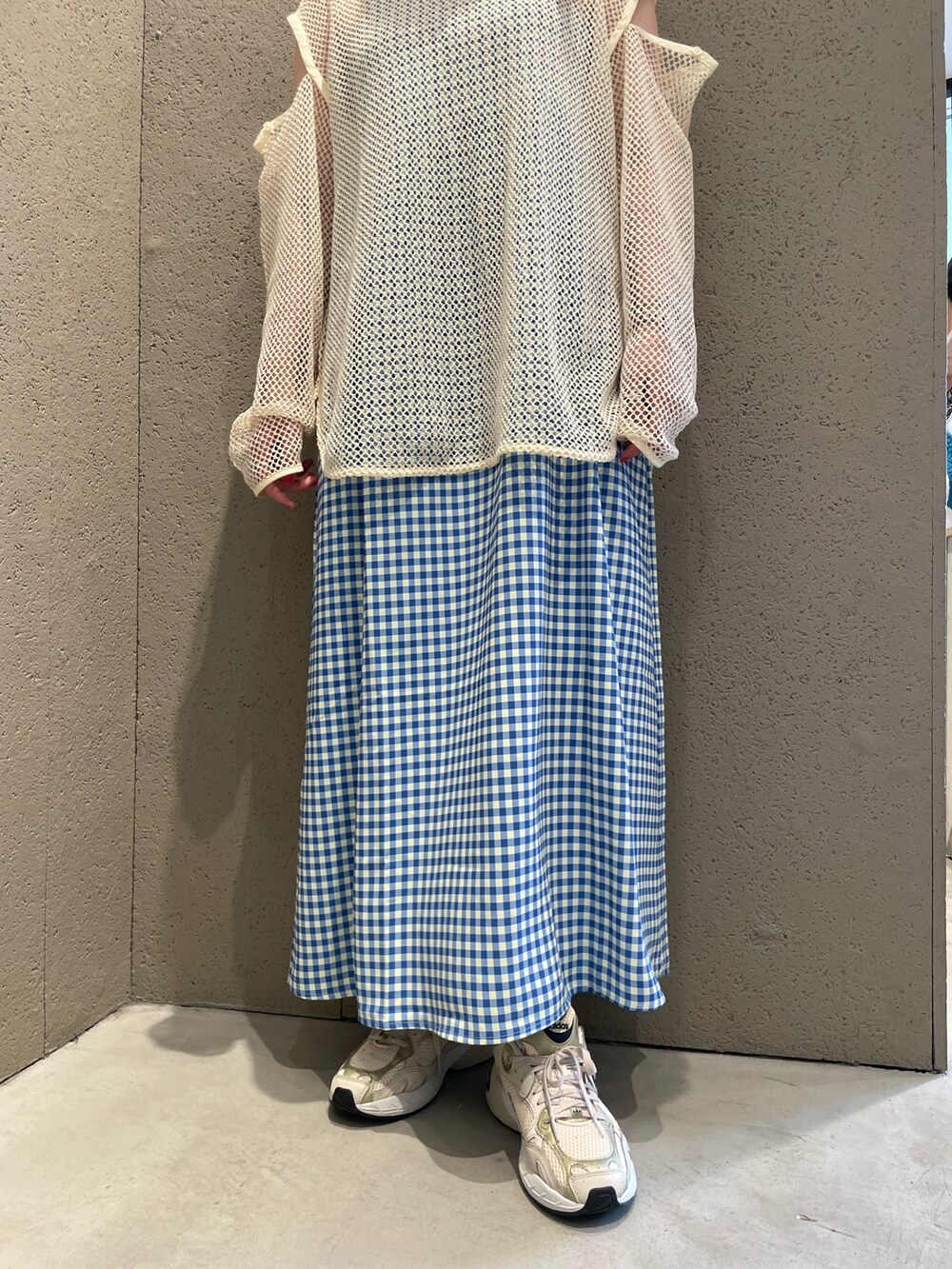 ホワイト系のTシャツ/カットソー、ブルー系のワンピース、ベージュ系のスニーカーを着用したレディースの夏コーディネートの5枚目の写真
