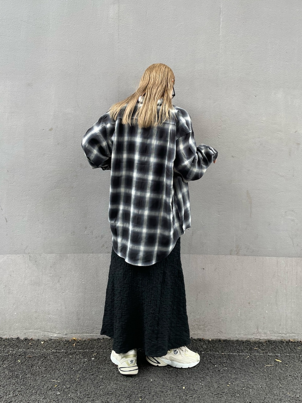 ブラック系のシャツ/ブラウス、ブラック系のワンピース、ベージュ系のスニーカーを着用したレディースの秋コーディネートの2枚目の写真