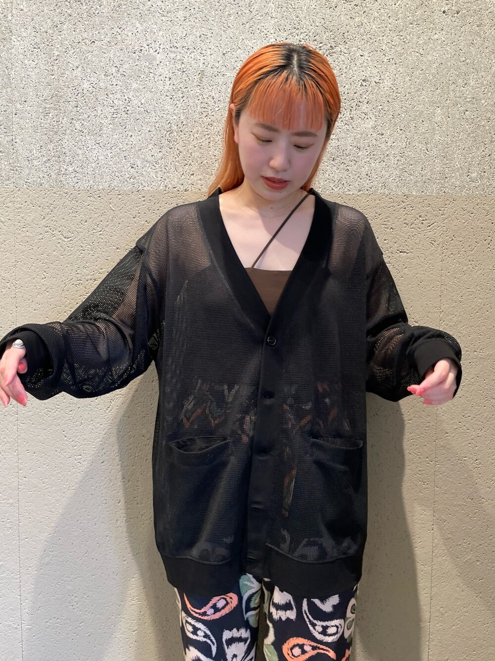 ブラック系のカーディガン/ボレロ、ブラック系のその他パンツ、ブラック系のサンダルを着用したレディースの夏コーディネートの3枚目の写真