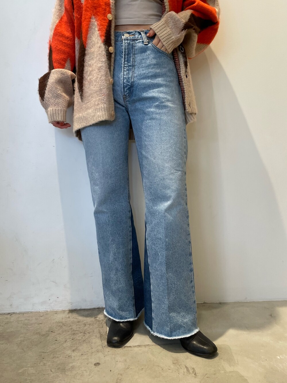 ホワイト系のカーディガン/ボレロ、ブルー系のデニムパンツを着用したレディースの秋コーディネートの5枚目の写真