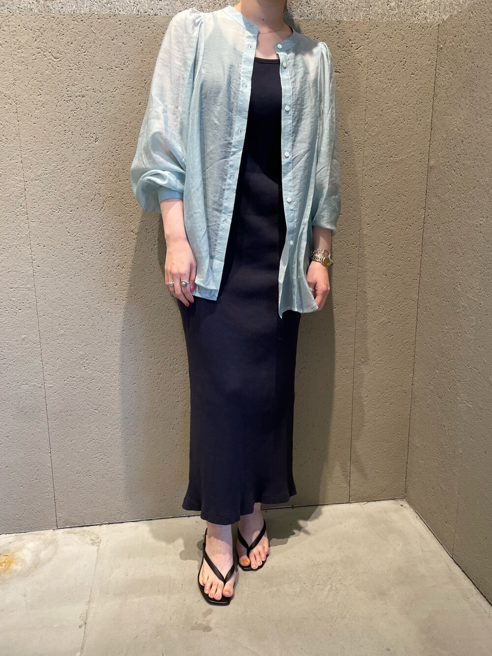 ブルー系のシャツ/ブラウス、ブラック系のワンピース/ドレス、ブラック系のかごバッグを着用したレディースの春コーディネートの4枚目の写真