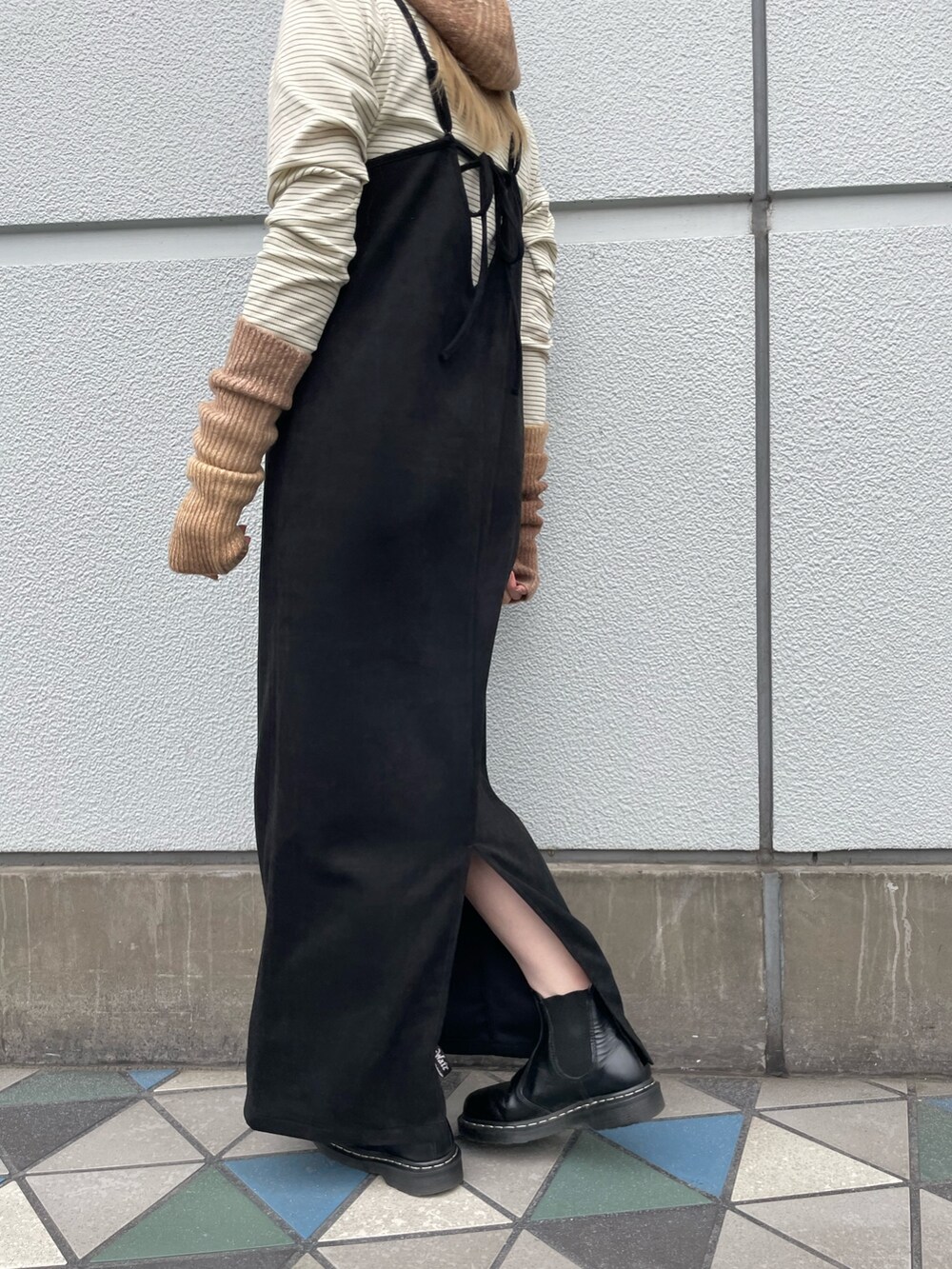 ブラック系のワンピース、グリーン系のTシャツ/カットソー、ブラウン系の手袋を着用したレディースの秋コーディネートの5枚目の写真