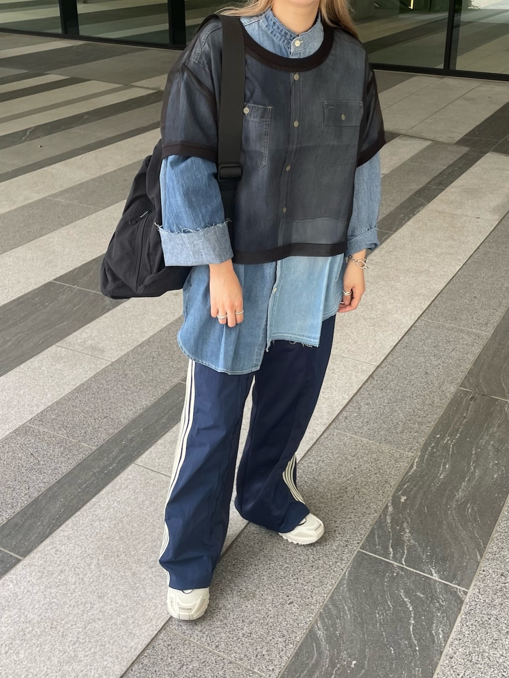 ブラック系のTシャツ/カットソー、ブルー系のトップス、ブラック系のショルダーバッグを着用したレディースの秋コーディネートの9枚目の写真
