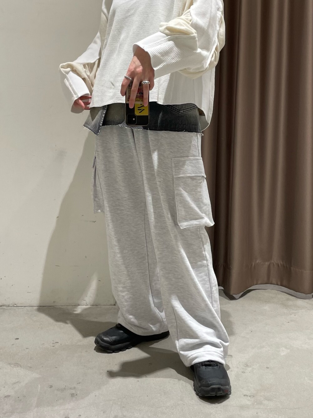 ホワイト系のTシャツ/カットソー、ブラック系のスカート、グレー系のパンツを着用したレディースの春コーディネートの5枚目の写真