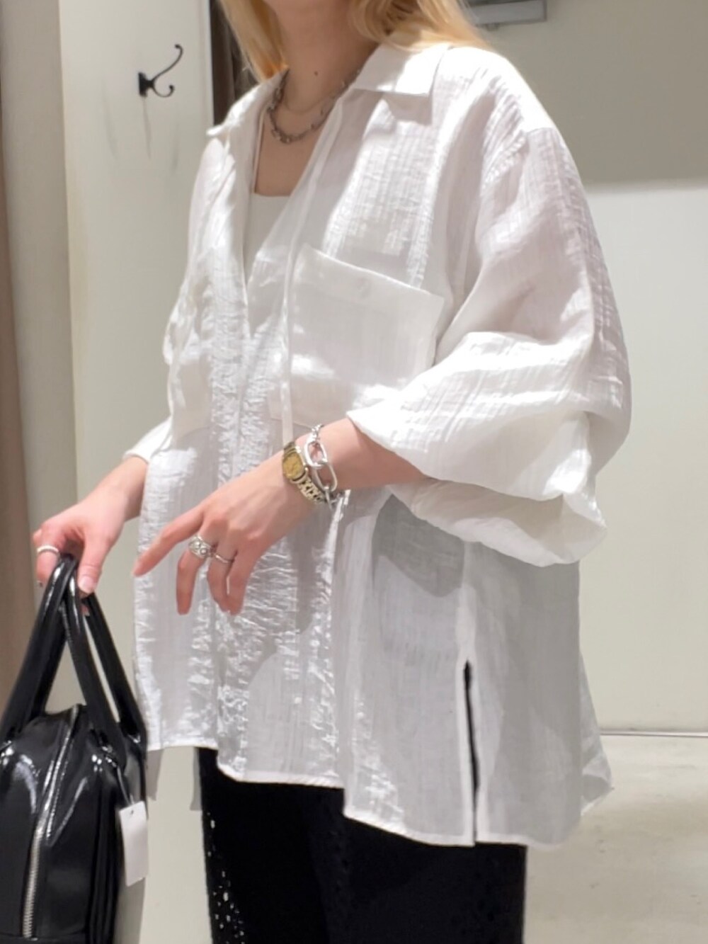 グリーン系のジャケット/アウター、ホワイト系のシャツ/ブラウス、ブラック系のその他パンツを着用したレディースの春コーディネートの8枚目の写真