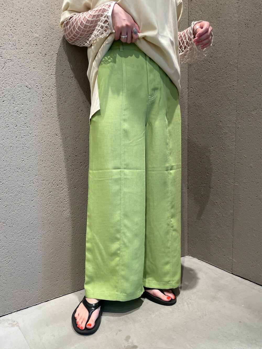 ホワイト系のTシャツ/カットソー、ホワイト系のTシャツ/カットソー、グリーン系のその他パンツを着用したレディースの夏コーディネートの5枚目の写真