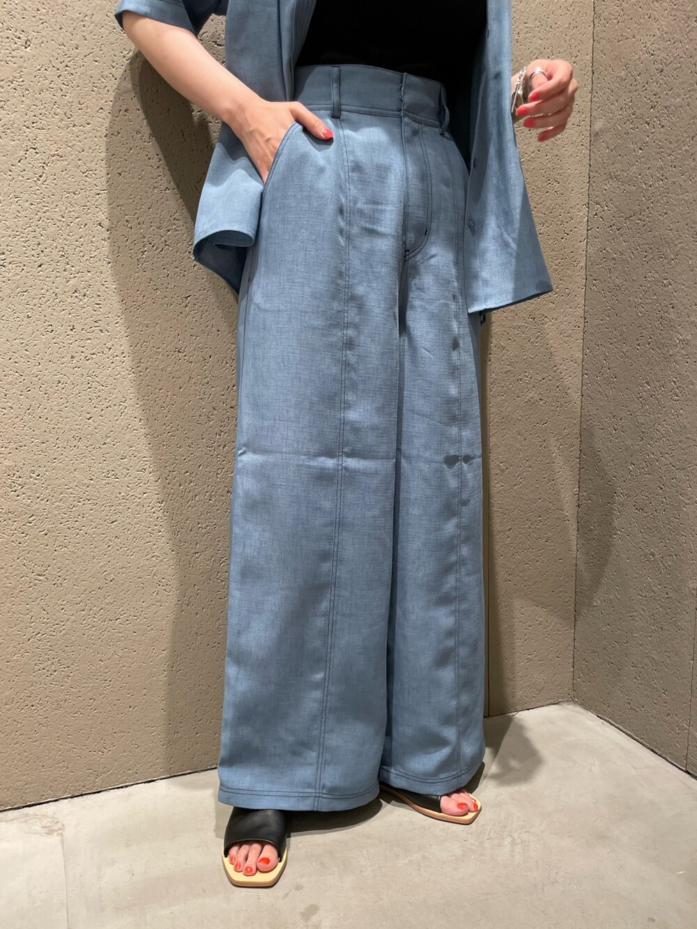 ブラック系のキャミソール、ブルー系のシャツ/ブラウス、ブルー系のその他パンツを着用したレディースの夏コーディネートの5枚目の写真