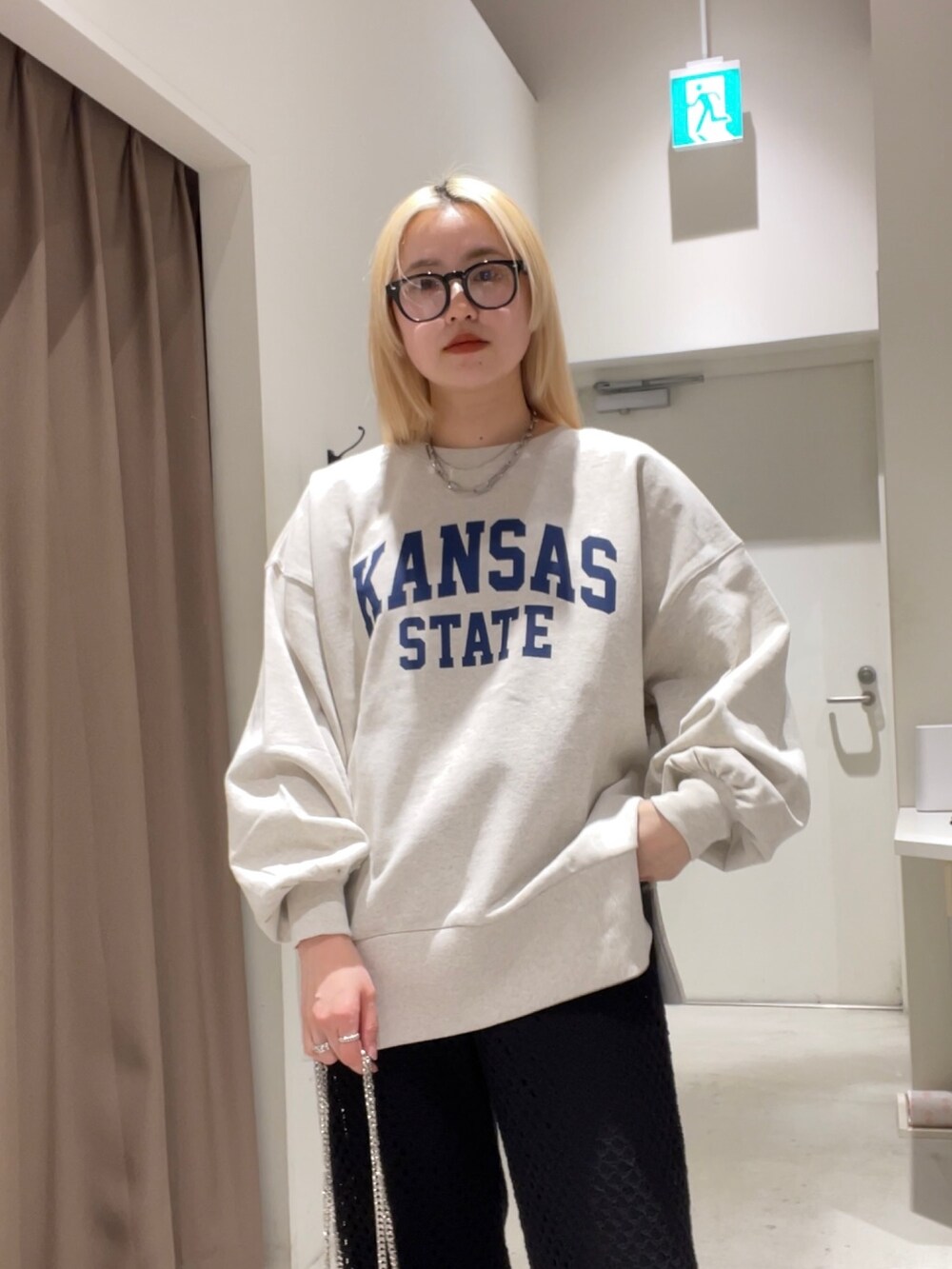 ホワイト系のジャケット/アウター、ホワイト系のスウェット、ブラック系のその他パンツを着用したレディースの春コーディネートの7枚目の写真