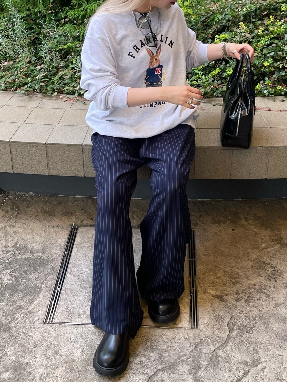 ブルー系のスラックス、ブラック系のボストンバッグ、グレー系のスウェットを着用したレディースの秋コーディネートの5枚目の写真