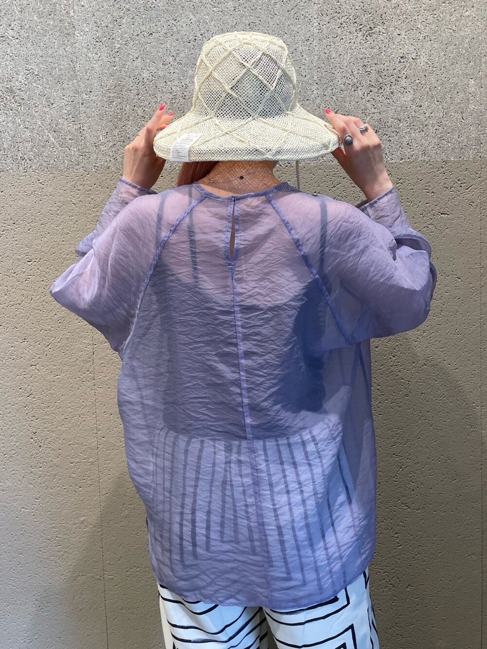 パープル系のシャツ/ブラウス、ホワイト系のその他パンツ、ホワイト系のハットを着用したレディースの夏コーディネートの4枚目の写真