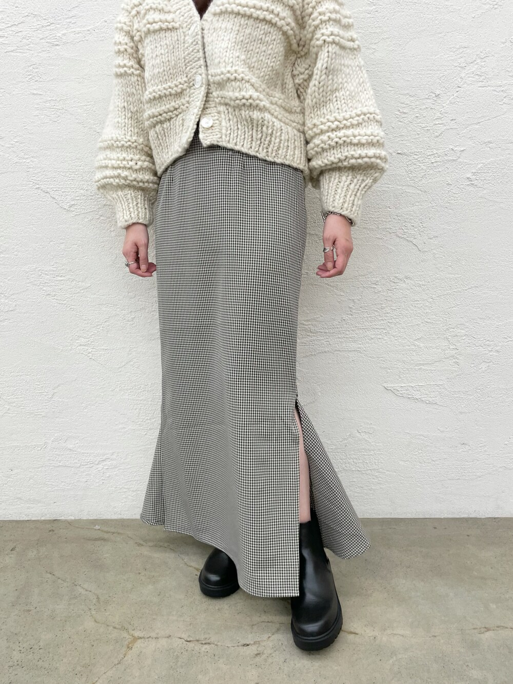 ホワイト系のカーディガン/ボレロ、グリーン系のスカートを着用したレディースの秋コーディネートの5枚目の写真