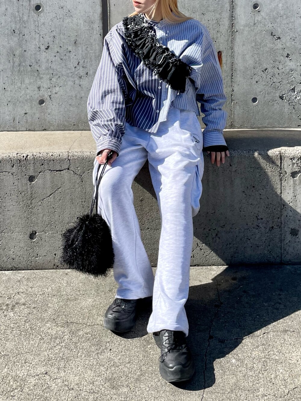 ブルー系のシャツ/ブラウス、ブラック系のデニムスカート、グレー系のパンツを着用したレディースの春コーディネートの9枚目の写真