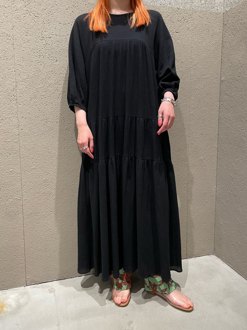 ブラック系のワンピース、ブラウン系のかごバッグ、グリーン系のその他パンツを着用したレディースの春コーディネートの3枚目の写真