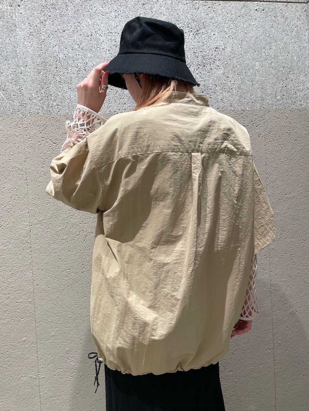 ベージュ系のシャツ/ブラウス、ホワイト系のTシャツ/カットソー、ブラック系のスカートを着用したレディースの夏コーディネートの4枚目の写真