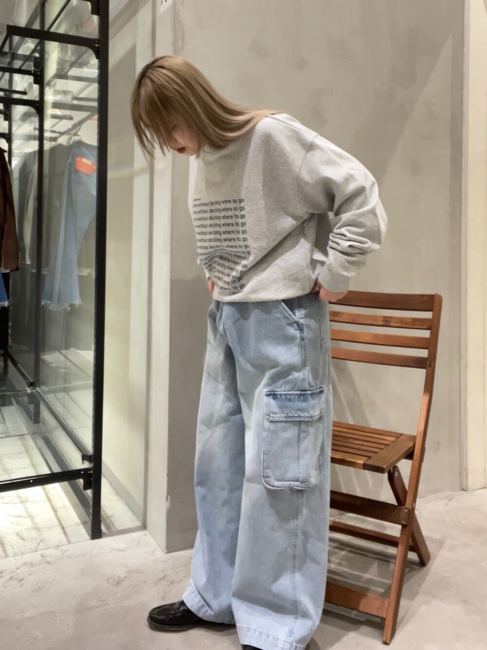 ブルー系のベスト、グレー系のスウェット、ブルー系のカーゴパンツを着用したレディースの冬コーディネートの6枚目の写真