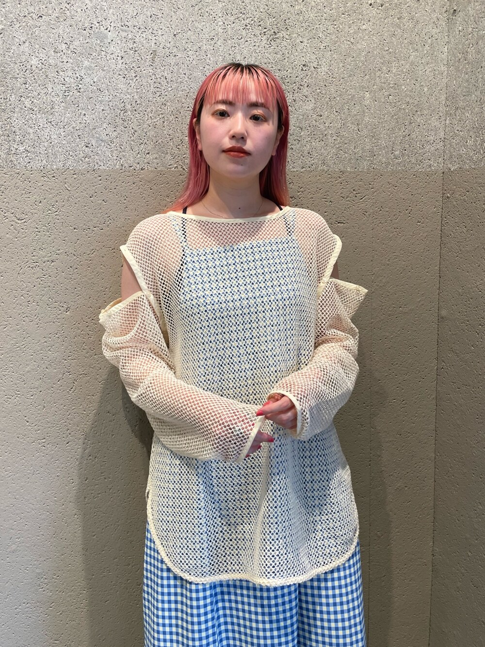 ホワイト系のTシャツ/カットソー、ブルー系のワンピース、ベージュ系のスニーカーを着用したレディースの夏コーディネートの3枚目の写真
