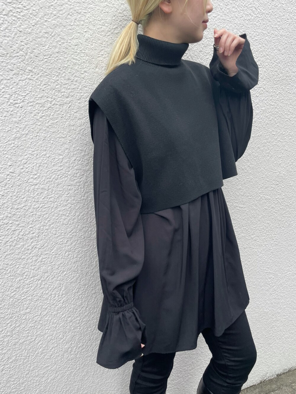 ブラック系のベスト、ブラック系のシャツ/ブラウス、ブラック系のデニムパンツを着用したレディースの秋コーディネートの3枚目の写真