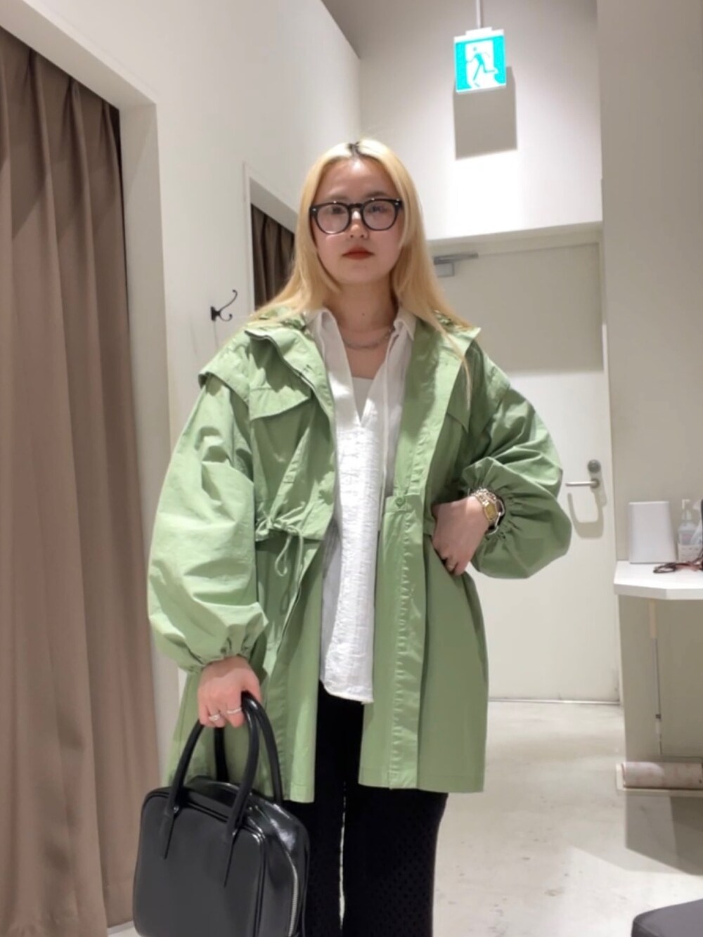 グリーン系のジャケット/アウター、ホワイト系のシャツ/ブラウス、ブラック系のその他パンツを着用したレディースの春コーディネートの2枚目の写真