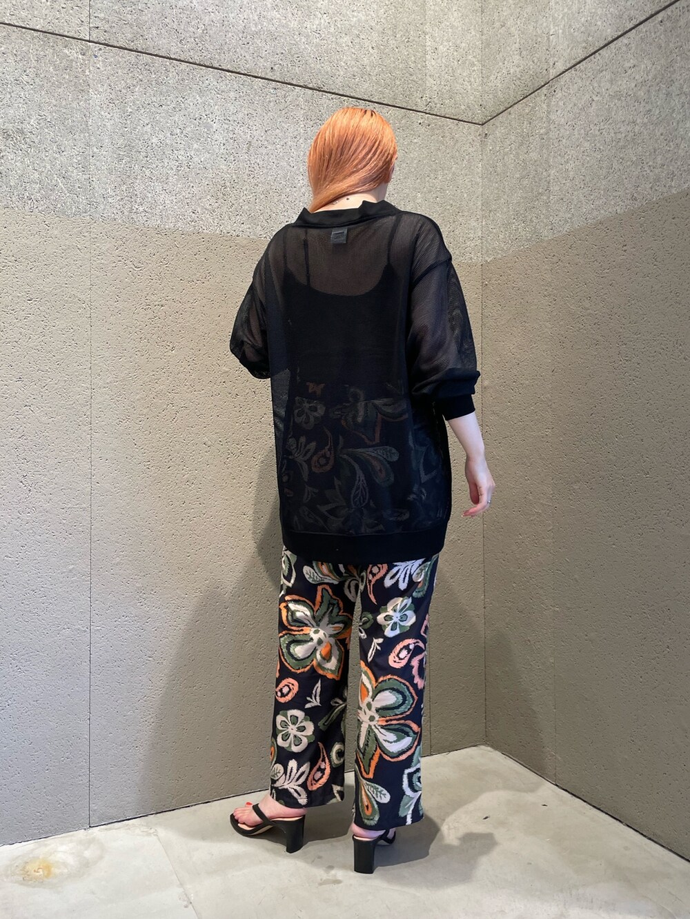 ブラック系のカーディガン/ボレロ、ブラック系のその他パンツ、ブラック系のサンダルを着用したレディースの夏コーディネートの2枚目の写真