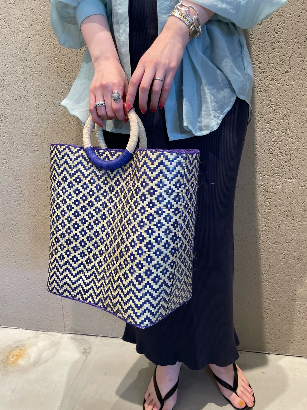 ブルー系のシャツ/ブラウス、ブラック系のワンピース/ドレス、ブラック系のかごバッグを着用したレディースの春コーディネートの5枚目の写真