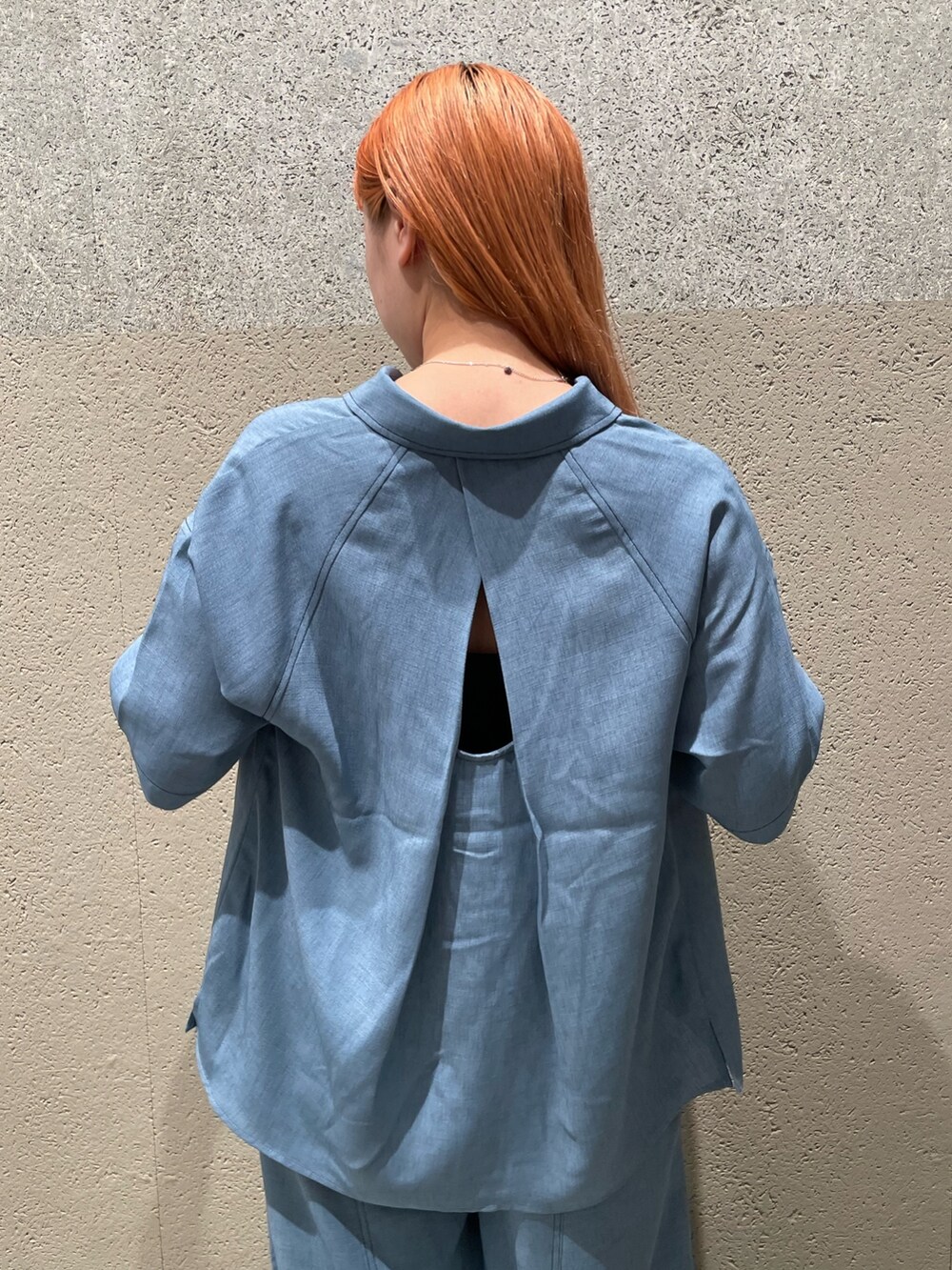 ブラック系のキャミソール、ブルー系のシャツ/ブラウス、ブルー系のその他パンツを着用したレディースの夏コーディネートの4枚目の写真