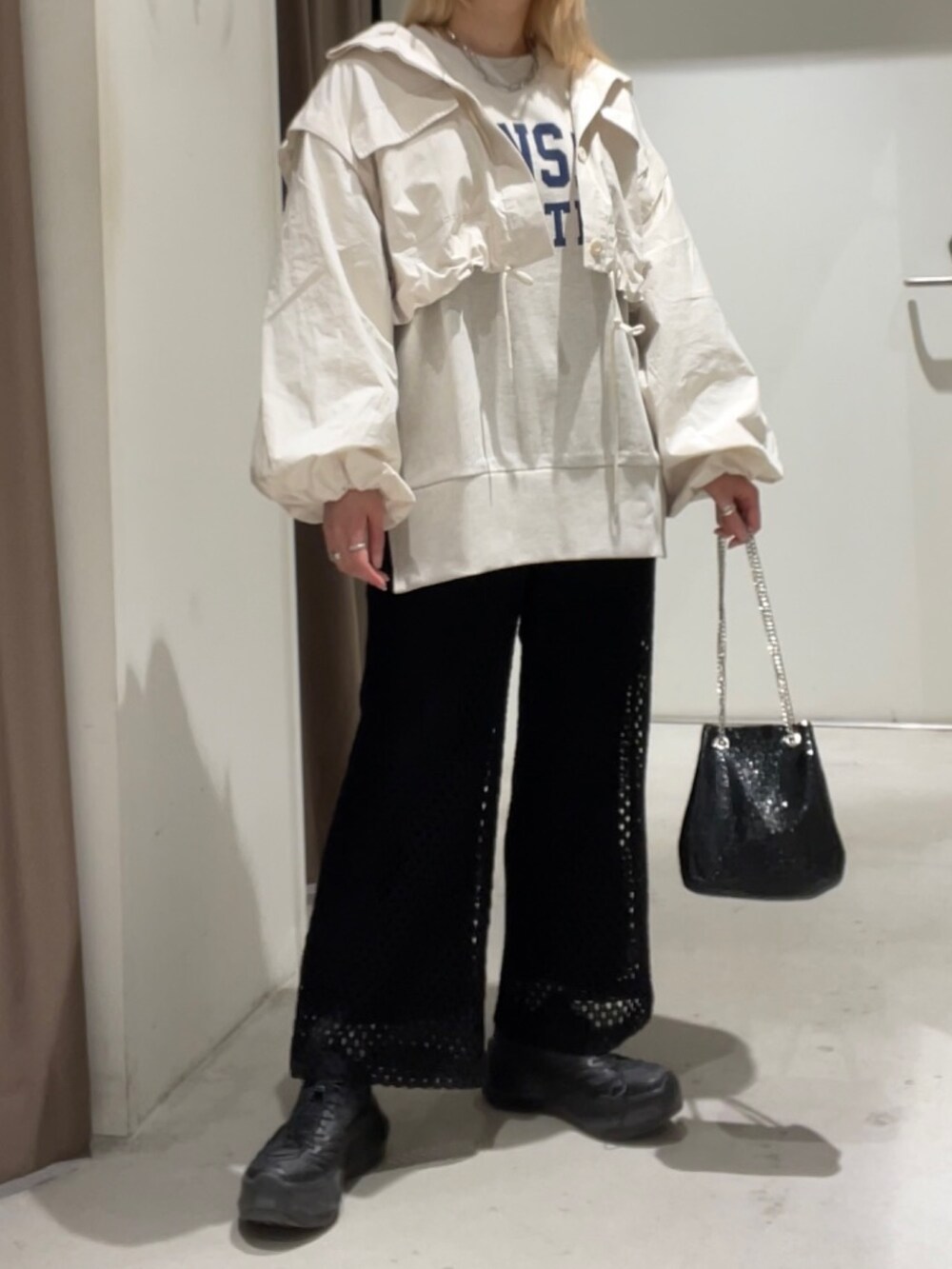 ホワイト系のジャケット/アウター、ホワイト系のスウェット、ブラック系のその他パンツを着用したレディースの春コーディネートの2枚目の写真