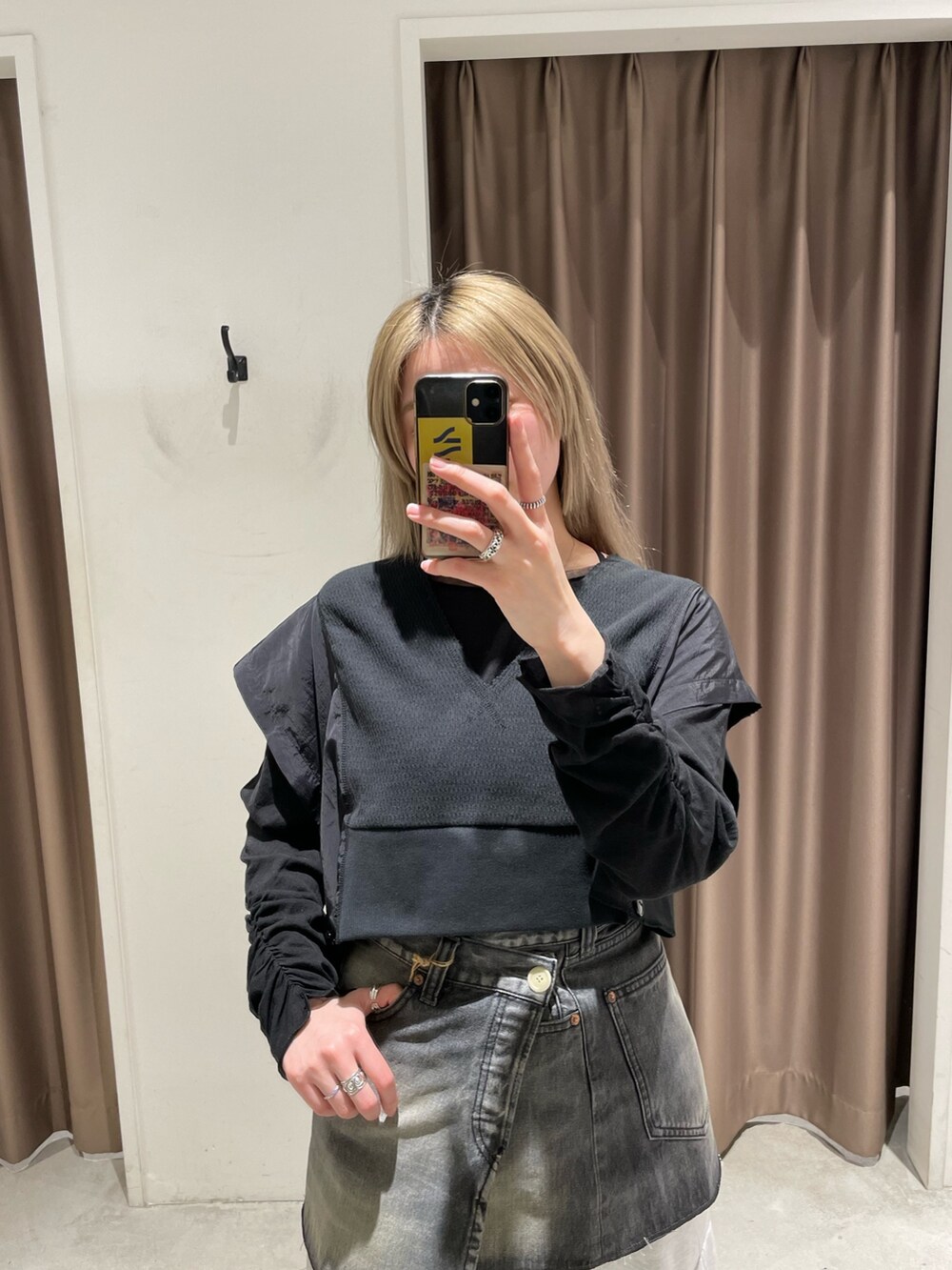 ブラック系のベスト、ブラック系のTシャツ/カットソー、ブラック系のスカートを着用したレディースの春コーディネートの8枚目の写真