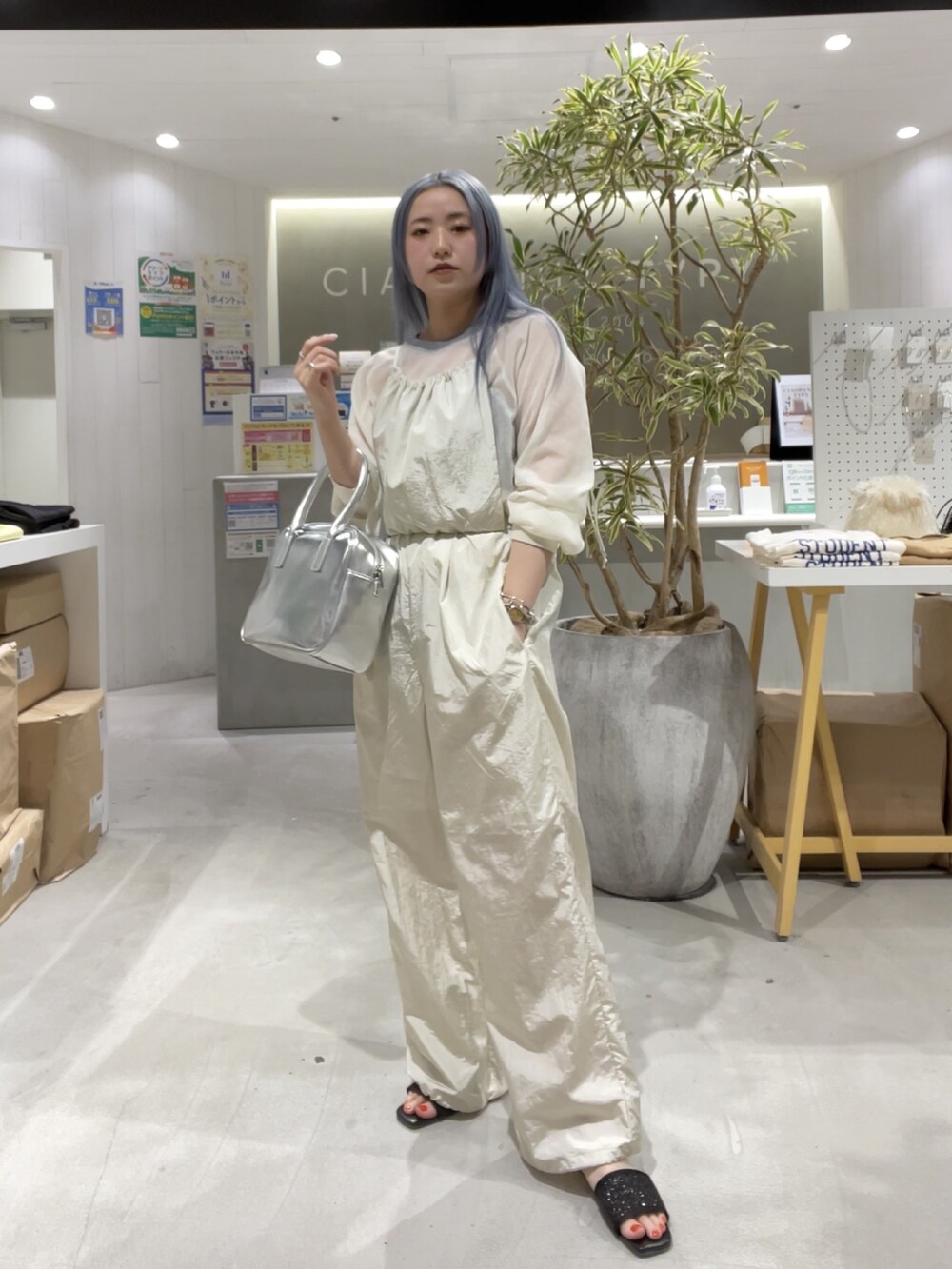 ホワイト系のニット/セーター、ホワイト系のサロペット/オーバーオール、シルバー系のバッグを着用したレディースの春コーディネートの2枚目の写真