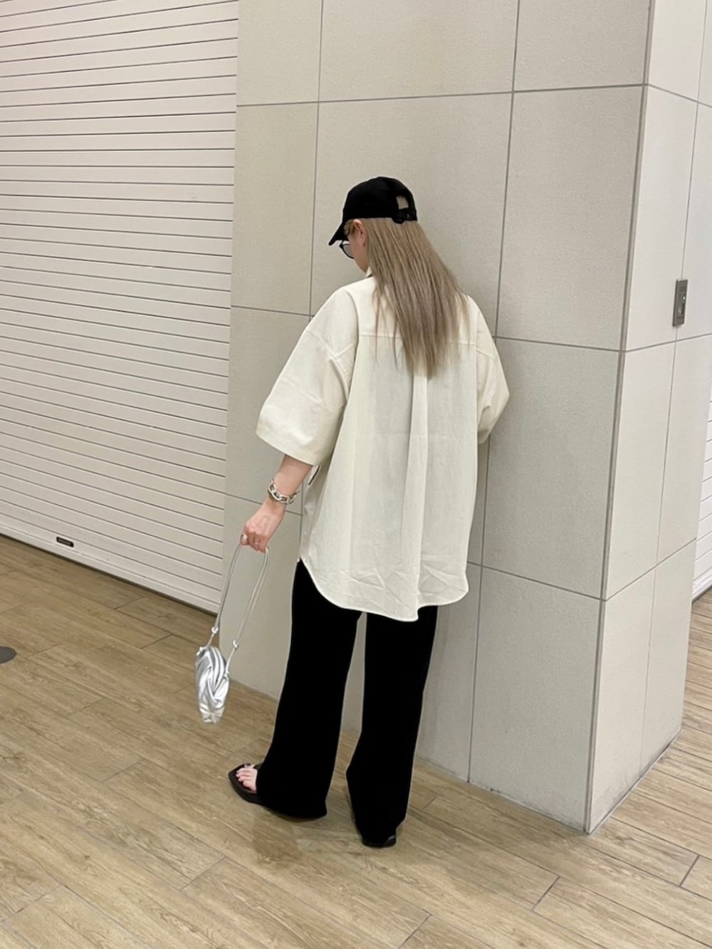 ベージュ系のシャツ/ブラウス、シルバー系のショルダーバッグ、ブラック系のサンダルを着用したレディースの夏コーディネートの3枚目の写真