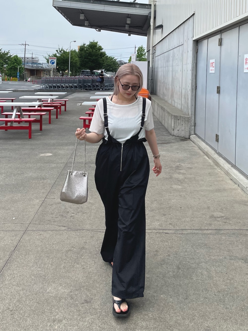 ホワイト系のTシャツ/カットソー、ブラック系のサロペット/オーバーオールを着用したレディースの夏コーディネートの7枚目の写真