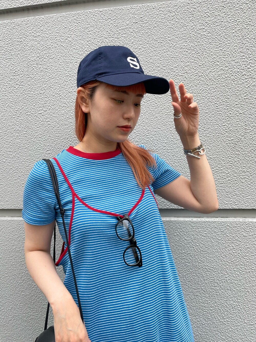 ブルー系のワンピース、ブラック系のショルダーバッグ、イエロー系のその他パンツを着用したレディースの夏コーディネートの3枚目の写真