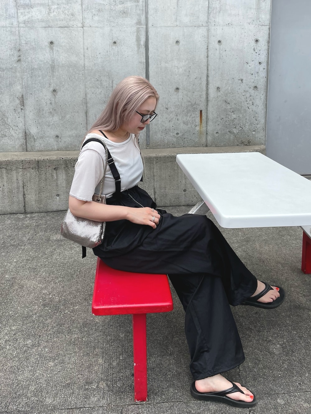 ホワイト系のTシャツ/カットソー、ブラック系のサロペット/オーバーオールを着用したレディースの夏コーディネートの5枚目の写真