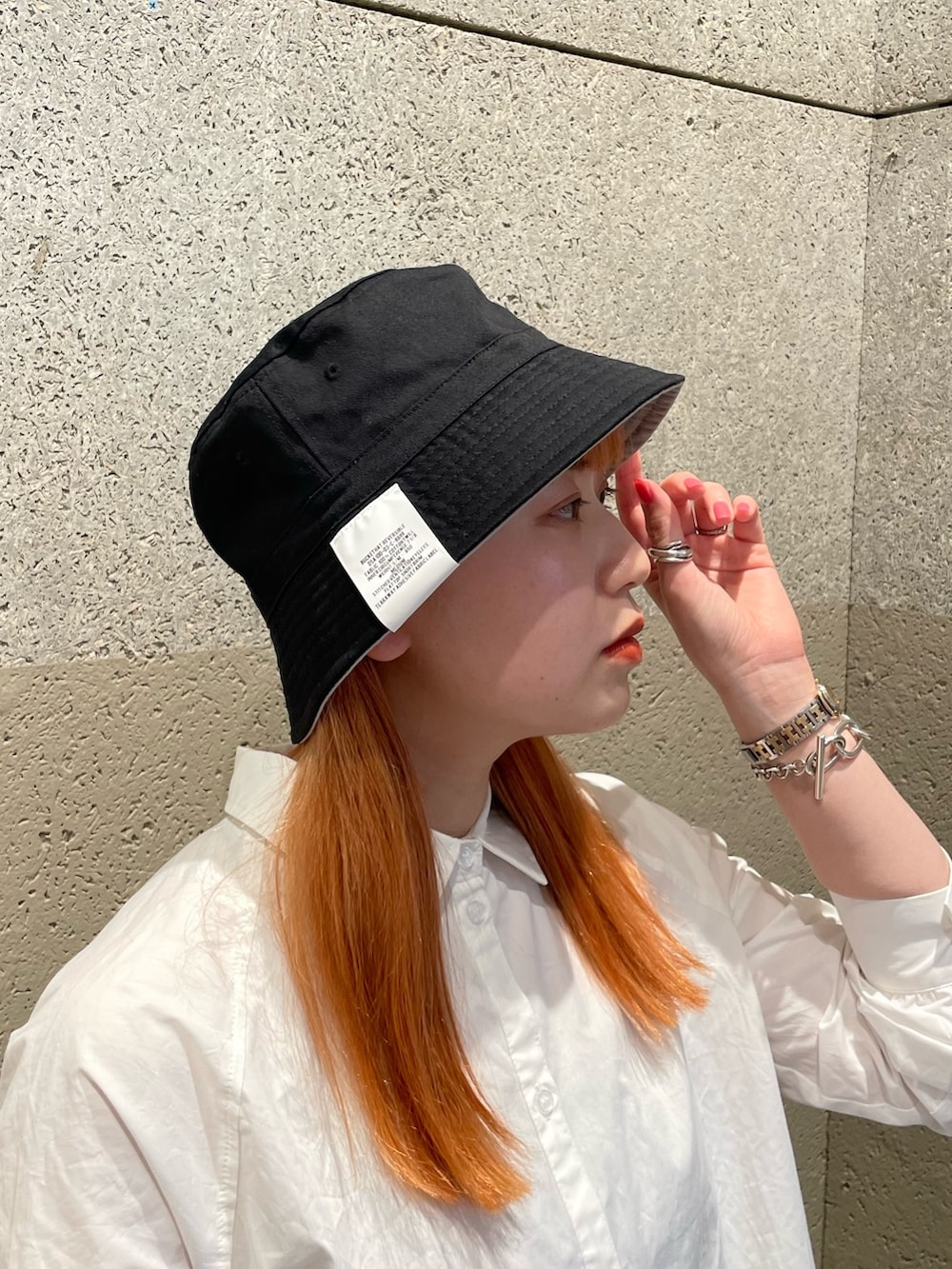 ホワイト系のワンピース、ブラック系のかごバッグ、ブラック系のサンダルを着用したレディースの夏コーディネートの2枚目の写真