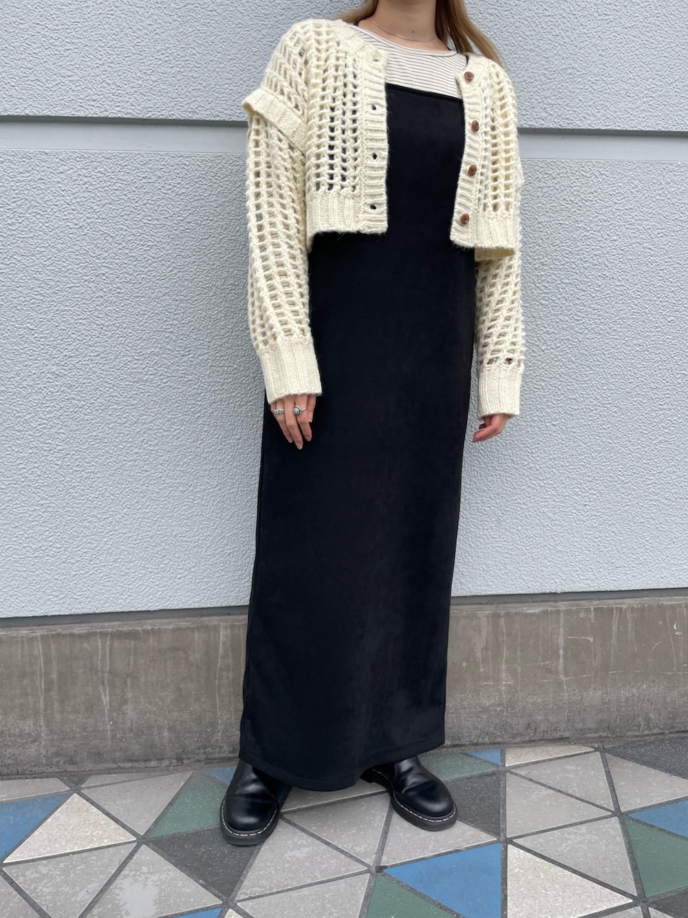 「ニット、レイヤードスタイル、秋冬コーデ、大人カジュアル、ニットカーディガン、カーディガン、ショート丈トップス、キャミワンピ、バケットハット、ボア」｜「CIAOPANICのボアバケットハット（ハット、ブラック系）」を使った、saori shikiさん（レディース・158cm）の秋コーディネートの7枚目の写真