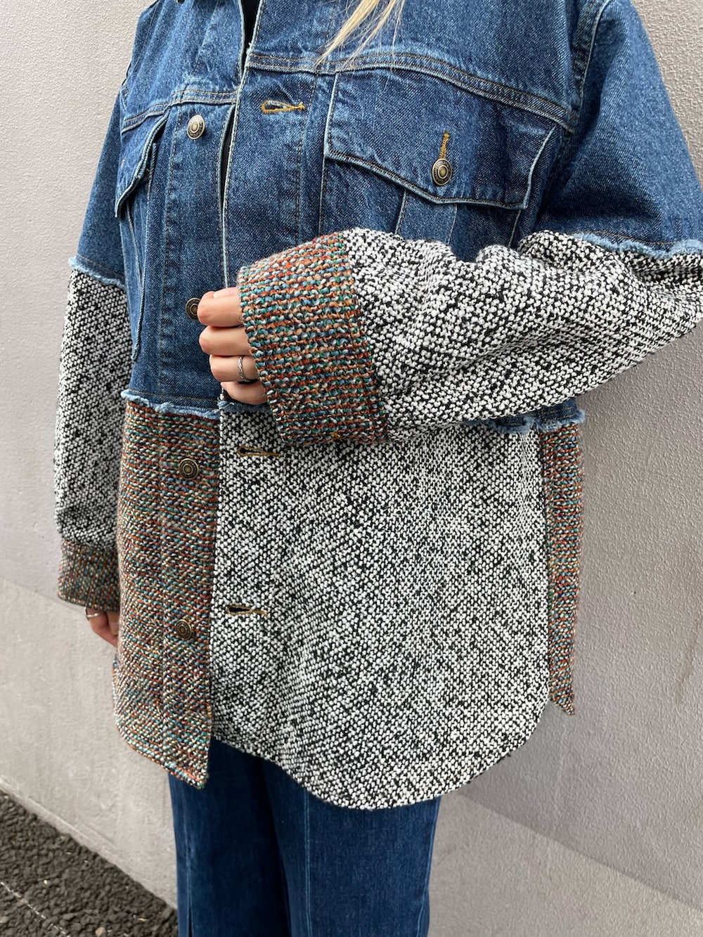 ブルー系のデニムジャケット、ブルー系のデニムパンツ、パープル系のショルダーバッグを着用したレディースの秋コーディネートの7枚目の写真