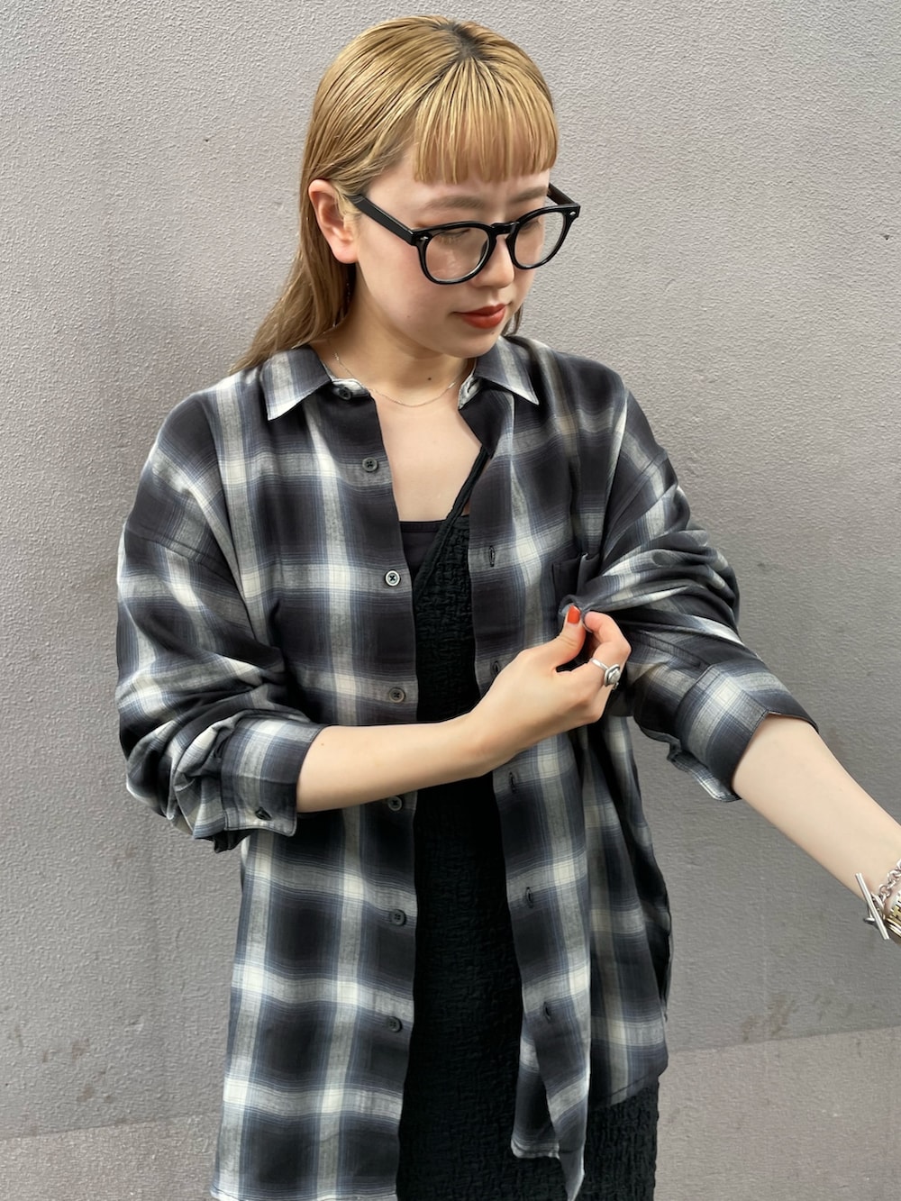 ブラック系のシャツ/ブラウス、ブラック系のワンピース、ベージュ系のスニーカーを着用したレディースの秋コーディネートの4枚目の写真