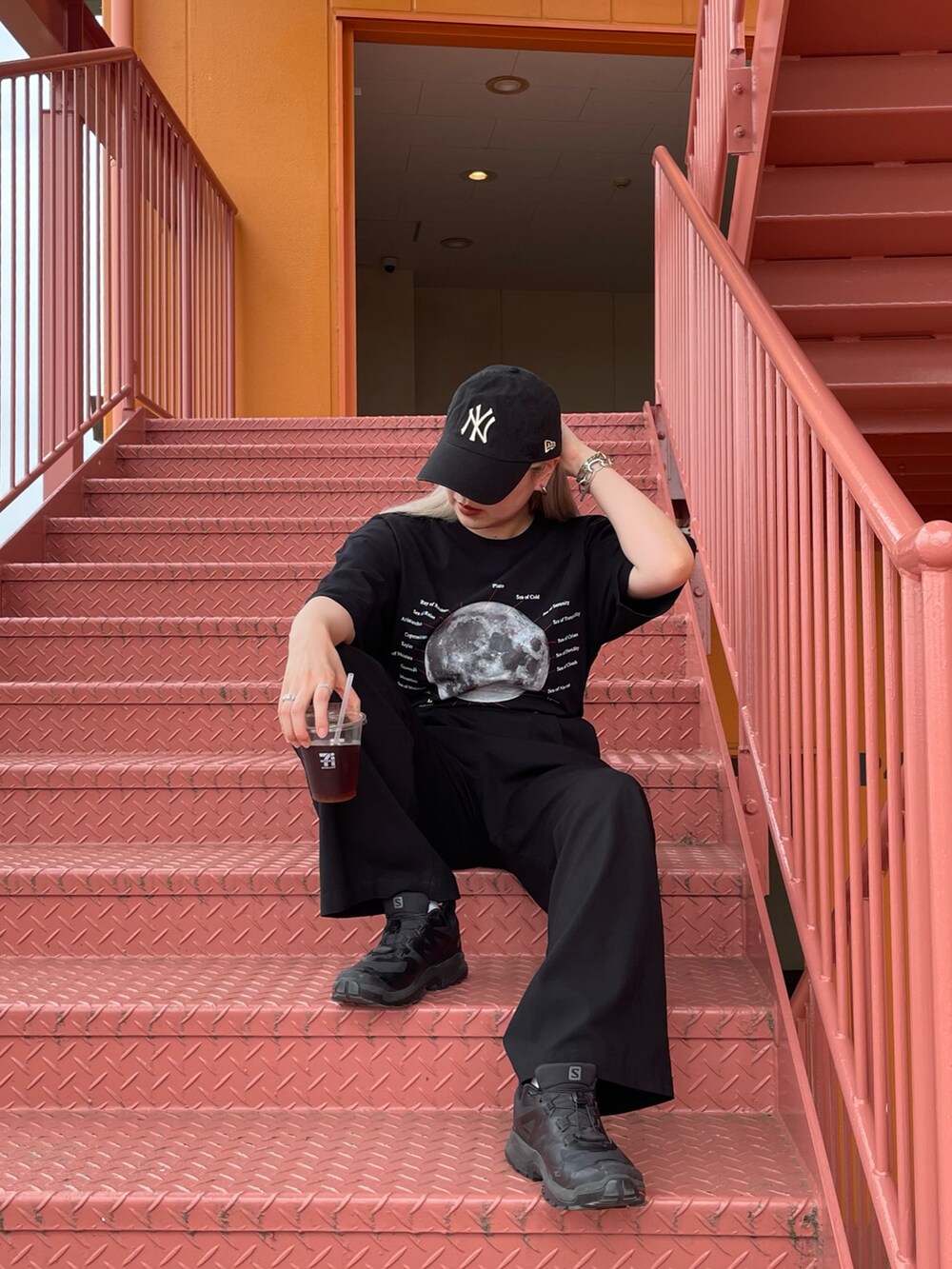 ブラック系のTシャツ/カットソー、ブラック系のスニーカーを着用したレディースの夏コーディネートの6枚目の写真