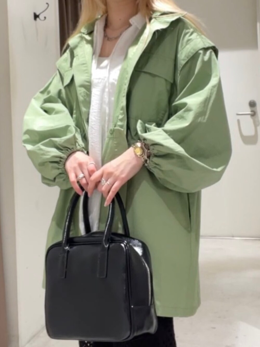 グリーン系のジャケット/アウター、ホワイト系のシャツ/ブラウス、ブラック系のその他パンツを着用したレディースの春コーディネートの3枚目の写真