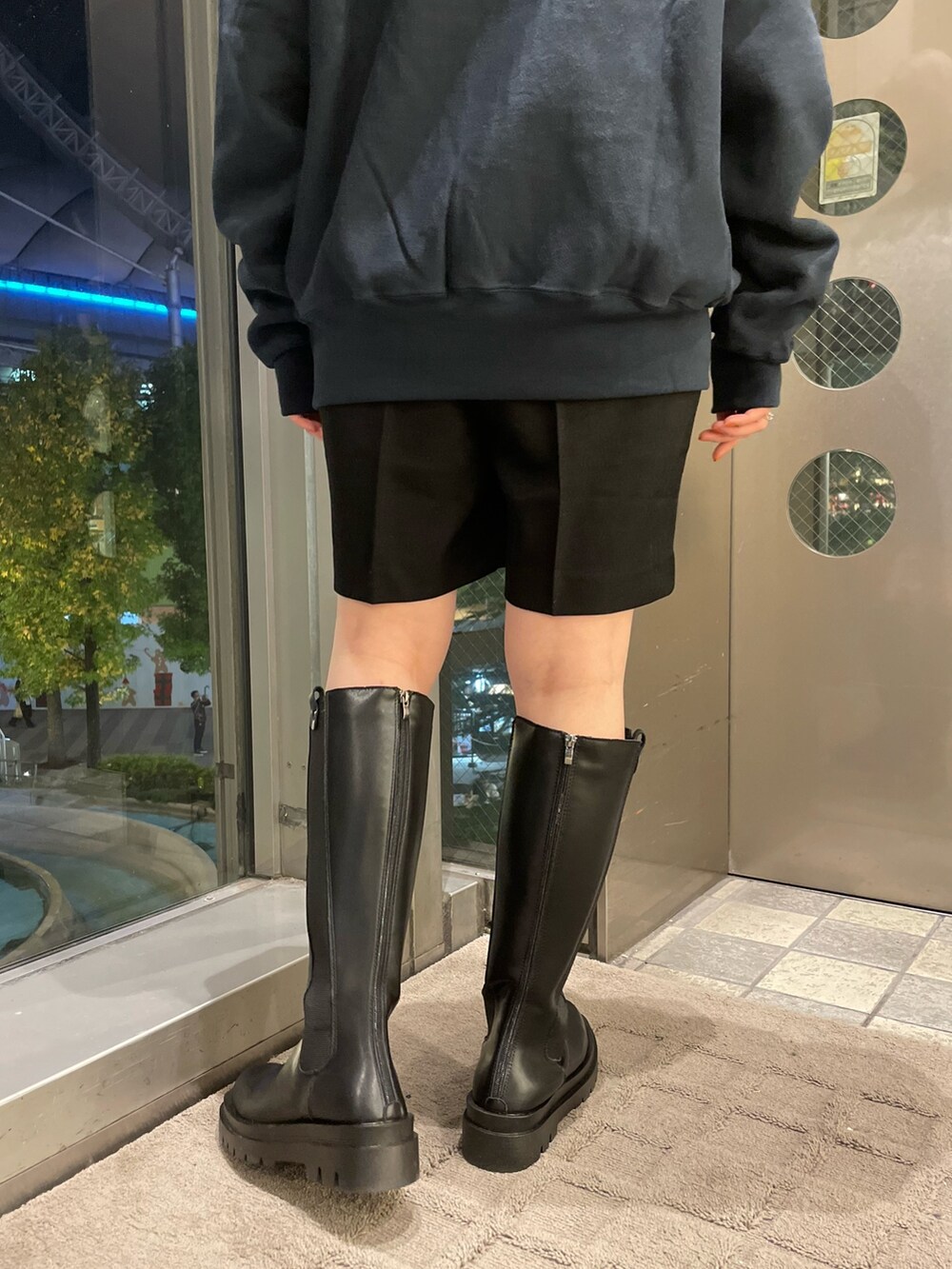 ベージュ系のダウンジャケット/コート、ブラック系のその他パンツ、ブラック系のブーツを着用したレディースの冬コーディネートの9枚目の写真